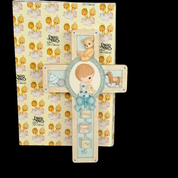 1999 Precious Moments Inc. 3D Boy Praying "Jesus Loves Me" Cross Wall Hanging - Picture 1 of 8